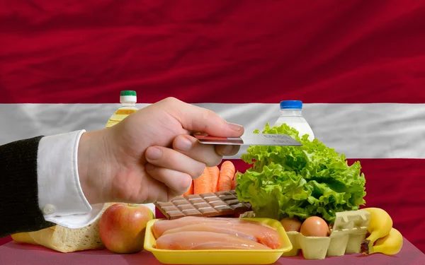 Nákup potravin s kreditní kartou v Lotyšsku — Stock fotografie