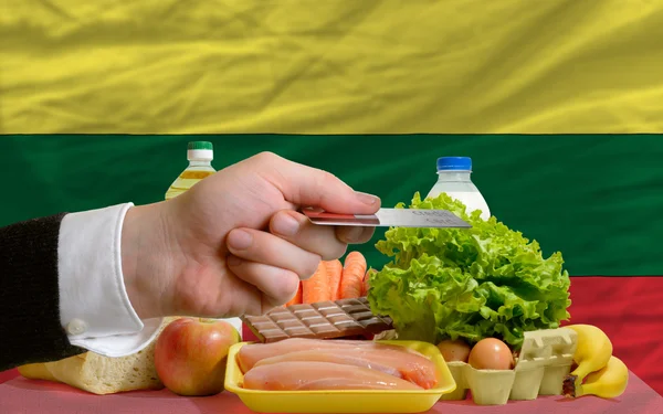 Lebensmittelkauf mit Kreditkarte in Litauen — Stockfoto
