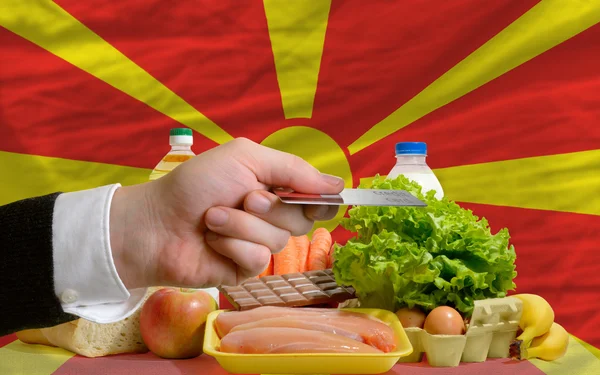 Buying groceries with credit card in macedonia — Stock Photo, Image