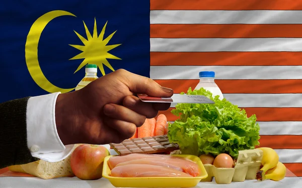 Kopen van boodschappen met credit card in Maleisië — Stockfoto