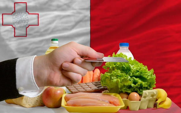 Lebensmittelkauf mit Kreditkarte in Malta — Stockfoto