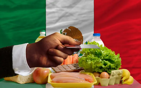 Lebensmittelkauf mit Kreditkarte in Mexiko — Stockfoto