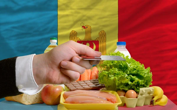 Buying groceries with credit card in moldova — Stock Photo, Image