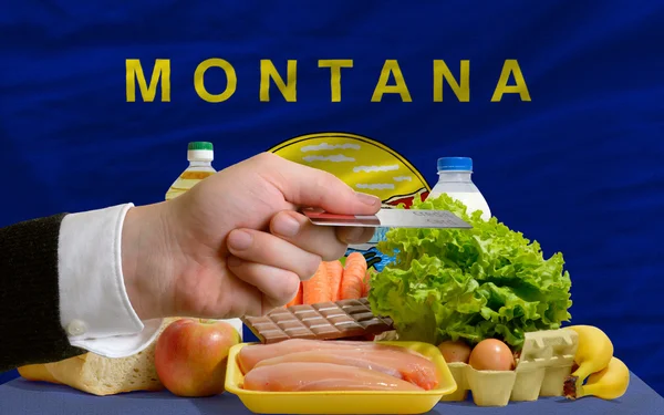 Buying groceries with credit card in us state of montana — Stock Photo, Image