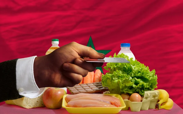 Lebensmittelkauf mit Kreditkarte in Marokko — Stockfoto