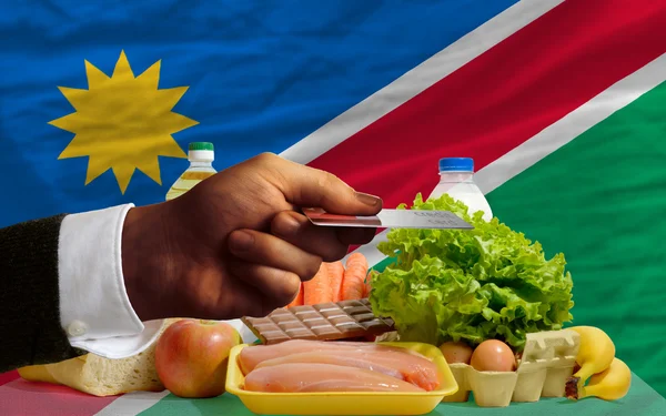 Kopen van boodschappen met credit card in Namibië — Stockfoto
