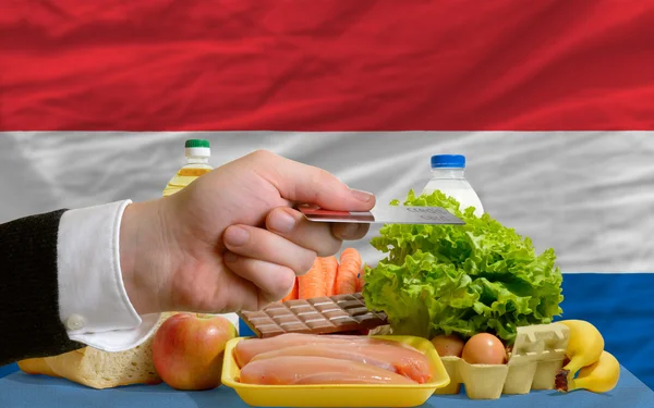 Nákup potravin s kreditní kartou v netherelands — Stock fotografie
