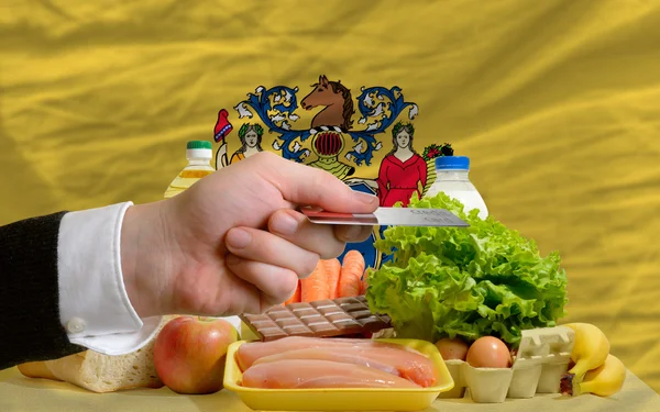 Acheter des produits alimentaires avec carte de crédit dans notre état de New Jersey — Photo