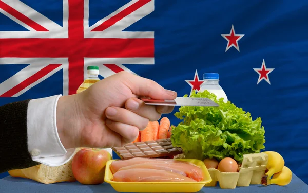 Покупка продуктов по кредитной карте в Новой Зеландии — стоковое фото