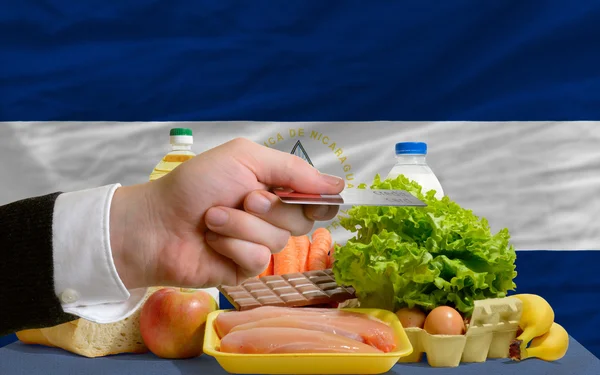 Buying groceries with credit card in nicaragua — Stock Photo, Image