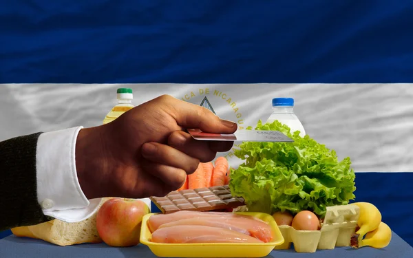 Покупка продуктов по кредитной карте в Никарагуа — стоковое фото