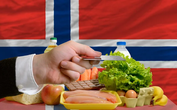 Покупка продуктов по кредитной карте в Норвегии — стоковое фото