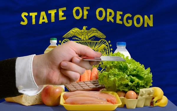 Покупка продуктов с помощью кредитной карты в штате Орегон — стоковое фото