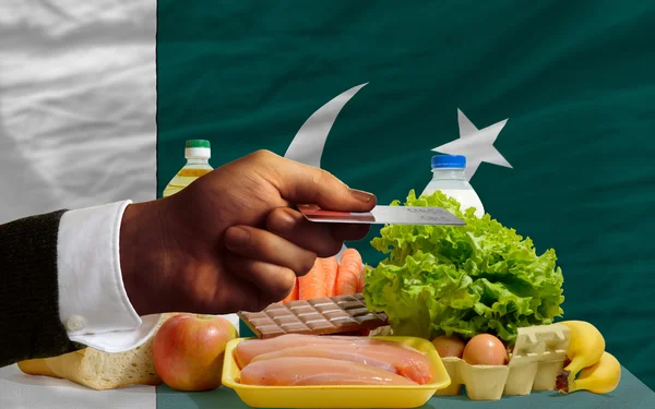 Покупка продуктов по кредитной карте в Пакистане — стоковое фото