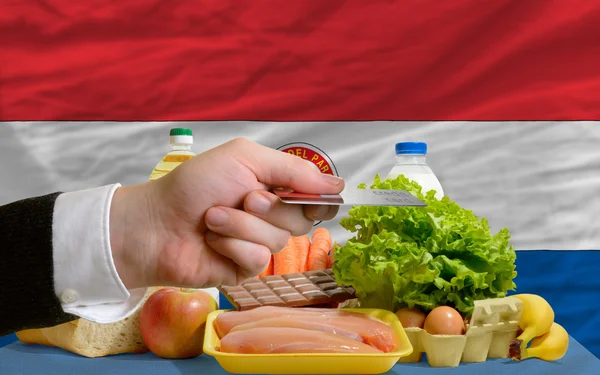 Nákup potravin s kreditní kartou v Paraguayi — Stock fotografie