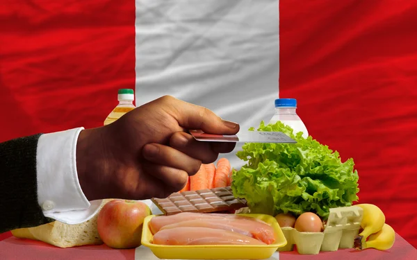 Lebensmittelkauf mit Kreditkarte in Peru — Stockfoto