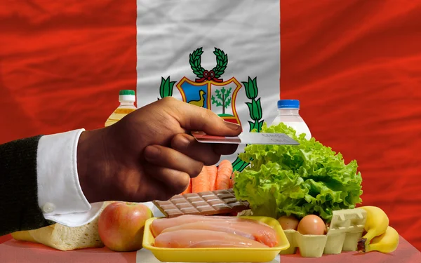Acheter des produits alimentaires avec carte de crédit en Pérou — Photo