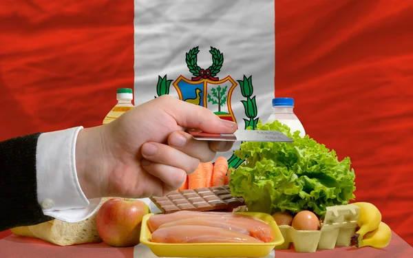 Vásárol élelmiszert hitelkártya Peruban — Stock Fotó