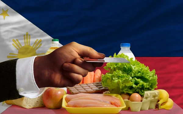 Покупка продуктов с помощью кредитной карты в Филиппинах — стоковое фото