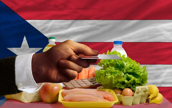 Buying groceries with credit card in puerto rico — Stock Photo, Image