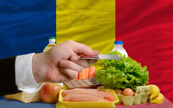 Nákup potravin s kreditní kartou v Rumunsku — Stock fotografie