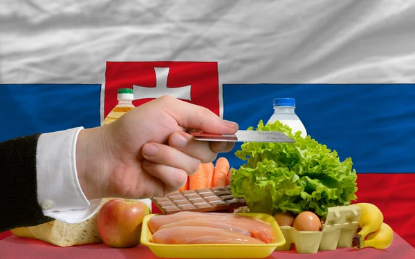 Buying groceries with credit card in russia — Stock Photo, Image