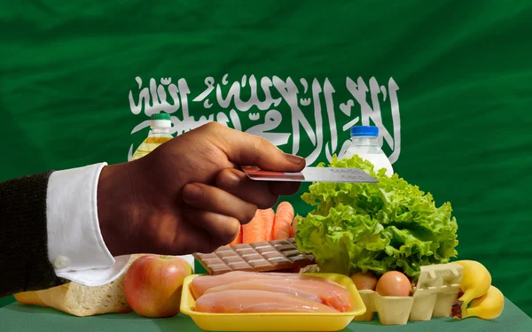 Покупка продуктов по кредитной карте в Сауди Арабия — стоковое фото