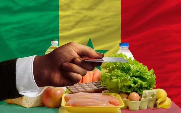 Покупка продуктов по кредитной карте в Сенегале — стоковое фото