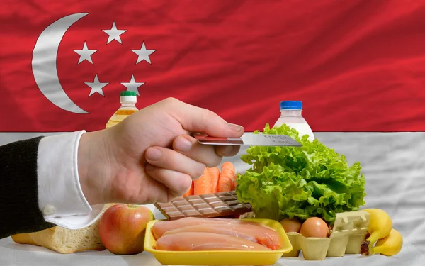 Lebensmittelkauf mit Kreditkarte in Singapore — Stockfoto