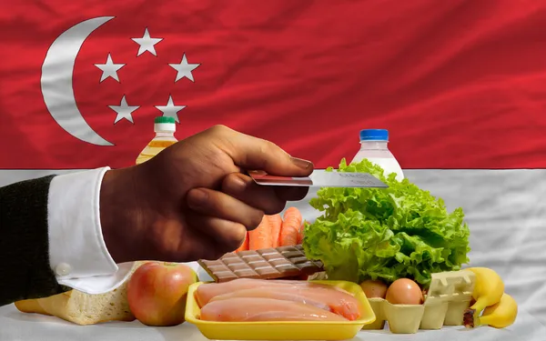Покупка продуктов по кредитной карте в Сингапуре — стоковое фото