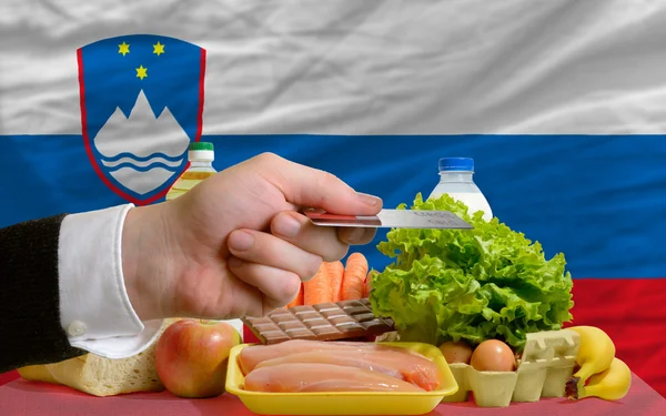 Lebensmittelkauf mit Kreditkarte in Slowenien — Stockfoto
