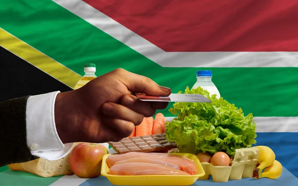 Покупка продуктов по кредитной карте в Южной Африке — стоковое фото