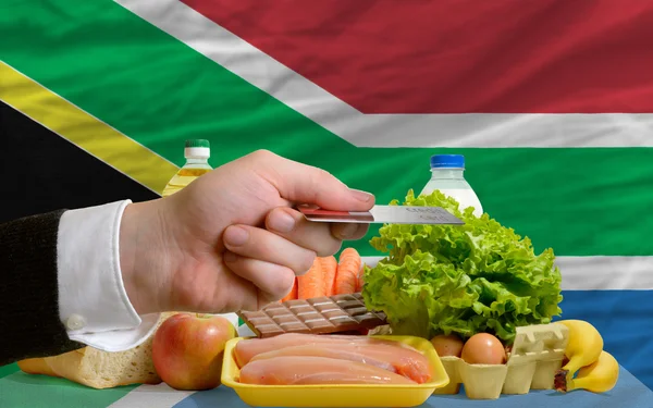 Купівля продуктів з кредитною карткою в Південній Африці — стокове фото