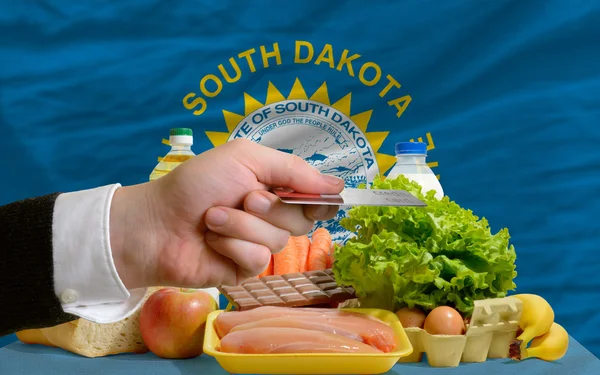 Comprando mantimentos com cartão de crédito em nós estado do sul dakota — Fotografia de Stock