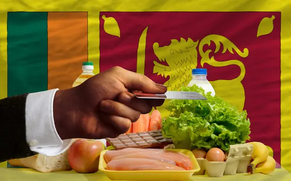 Покупка продуктов по кредитной карте на Шри-Ланке — стоковое фото