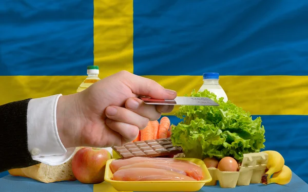 Buying groceries with credit card in sweden — Stock Photo, Image