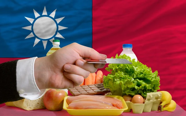 Покупка продуктов по кредитной карте в Тайване — стоковое фото