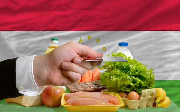 Nákup potravin s kreditní kartou v Tádžikistánu — Stock fotografie