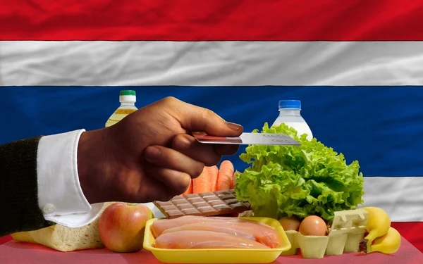 Lebensmittelkauf mit Kreditkarte in Thailand — Stockfoto