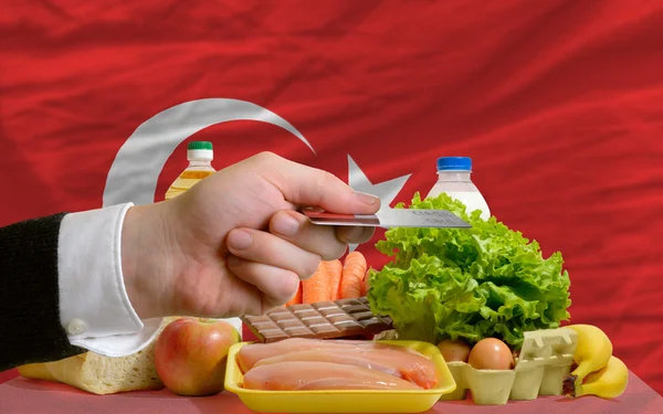 Buying groceries with credit card in turkey — Stock Photo, Image