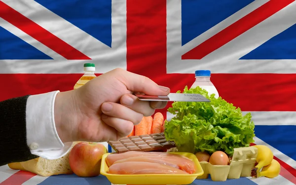 Buying groceries with credit card in united kingdom — Stock Photo, Image