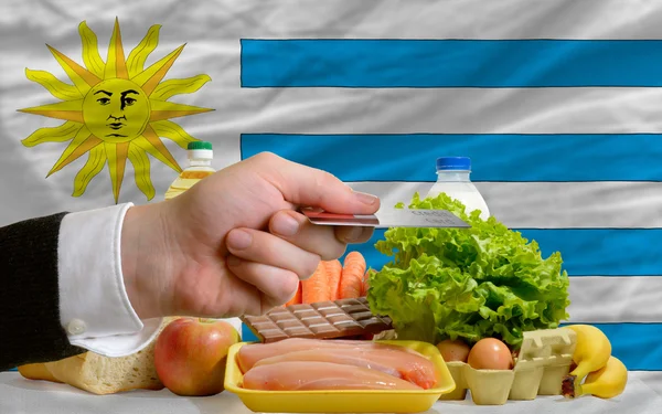 Покупка продуктов по кредитной карте в Уругвае — стоковое фото