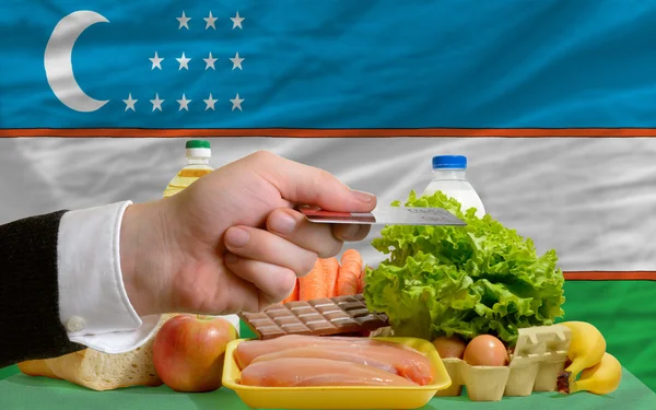 Покупка продуктов по кредитной карте в Узбекистане — стоковое фото