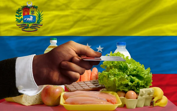 Achat d'épicerie avec carte de crédit à venezuela — Photo