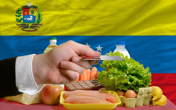Acquistare generi alimentari con carta di credito in venezuela — Foto Stock