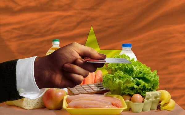 Lebensmittelkauf mit Kreditkarte in Vietnam — Stockfoto