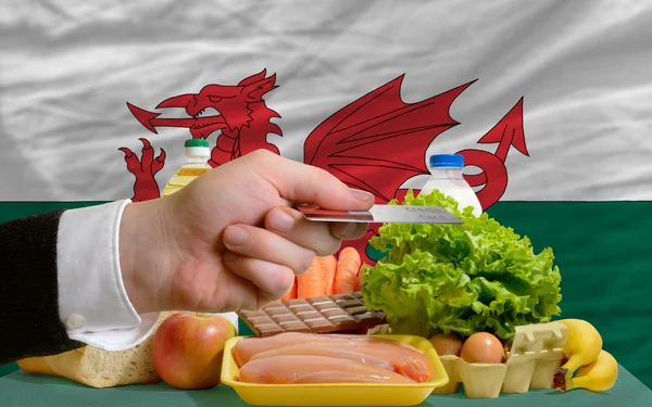 ウェールズのクレジット カードでの食料品の購入 — ストック写真