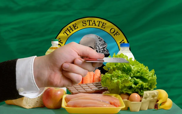 Nákup potravin s kreditní kartou v USA státu washington — Stock fotografie