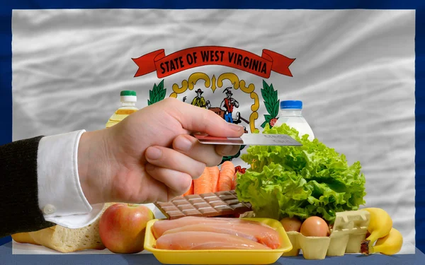 Einkauf von Lebensmitteln mit Kreditkarte in uns Bundesstaat Westvirginia — Stockfoto