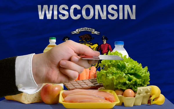 Buying groceries with credit card in us state of wisconsin — Stock Photo, Image
